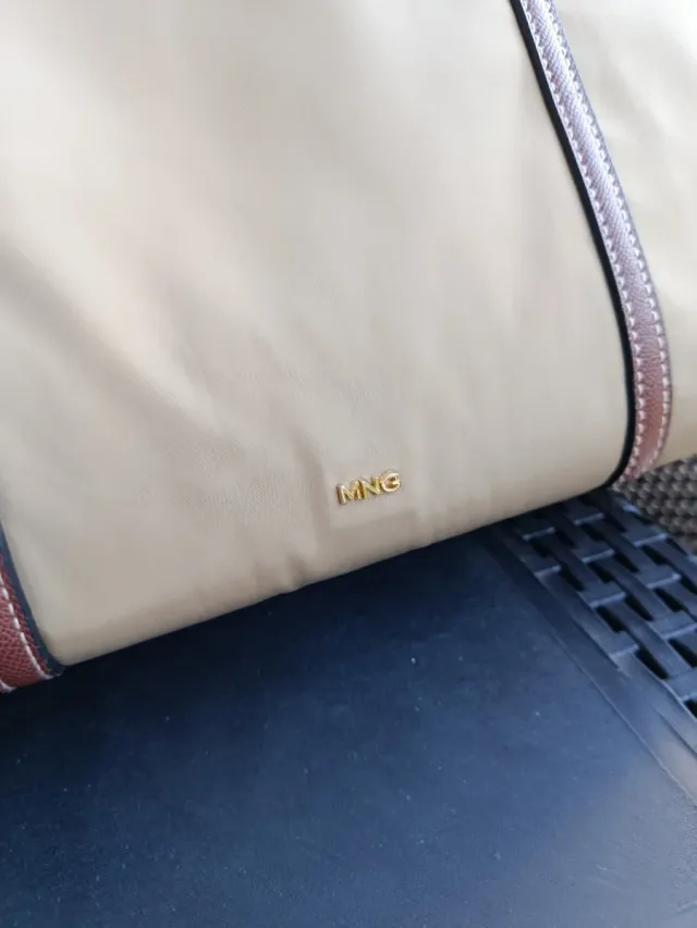 Bolso de mano beige y marrón