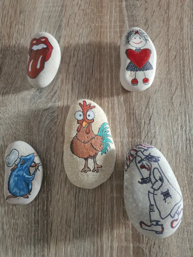 Piedras decoradas a mano. precio por unidad .