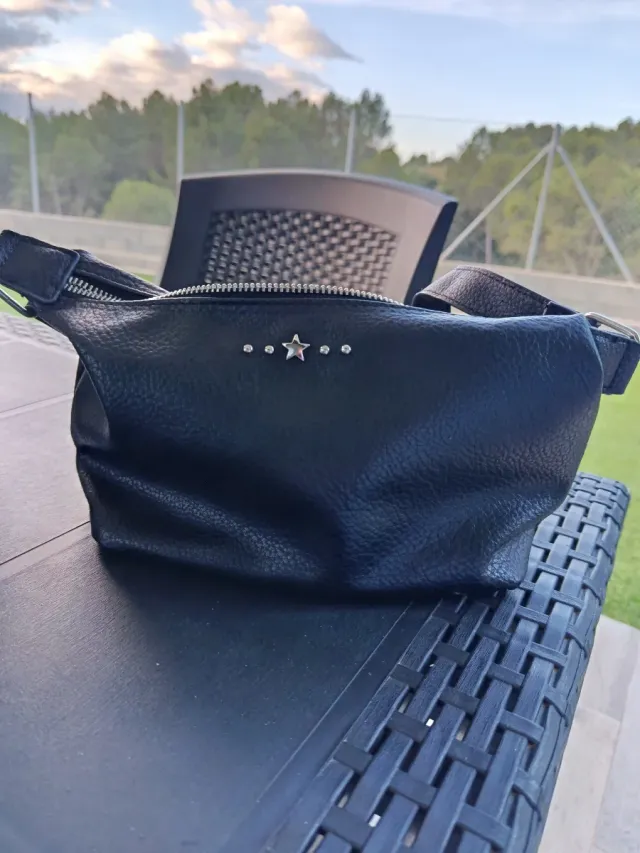 Bolso negro con estrella