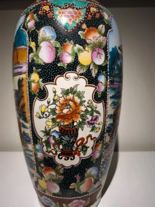 Jarrón chino de porcelana pintado a mano.