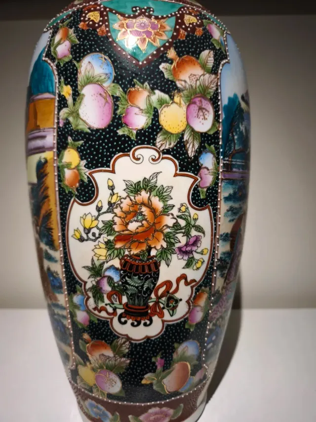 Jarrón chino de porcelana pintado a mano.