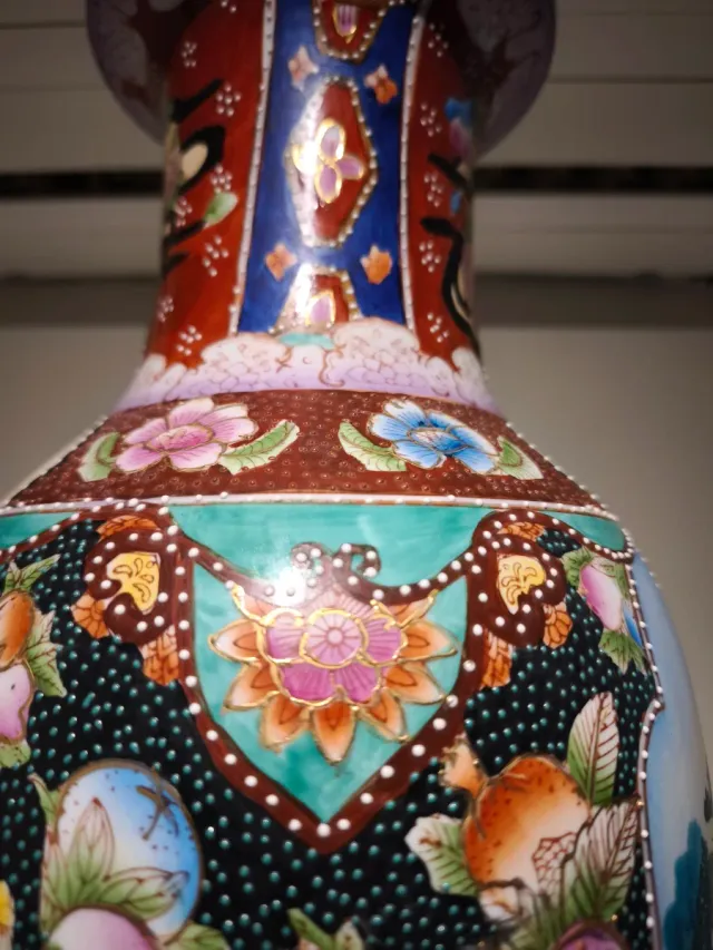 Jarrón chino de porcelana pintado a mano.