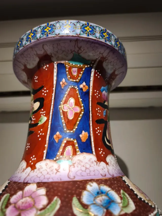 Jarrón chino de porcelana pintado a mano.