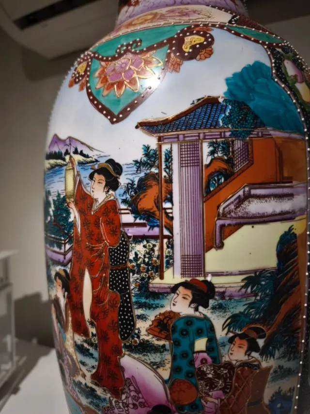 Jarrón chino de porcelana pintado a mano.