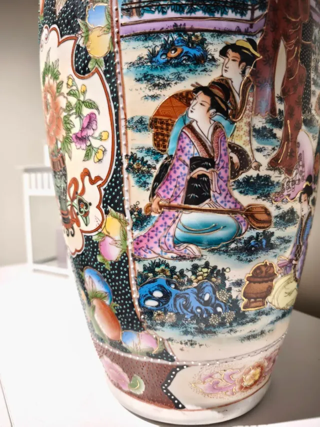 Jarrón chino de porcelana pintado a mano.