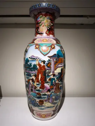 Jarrón chino de porcelana pintado a mano.