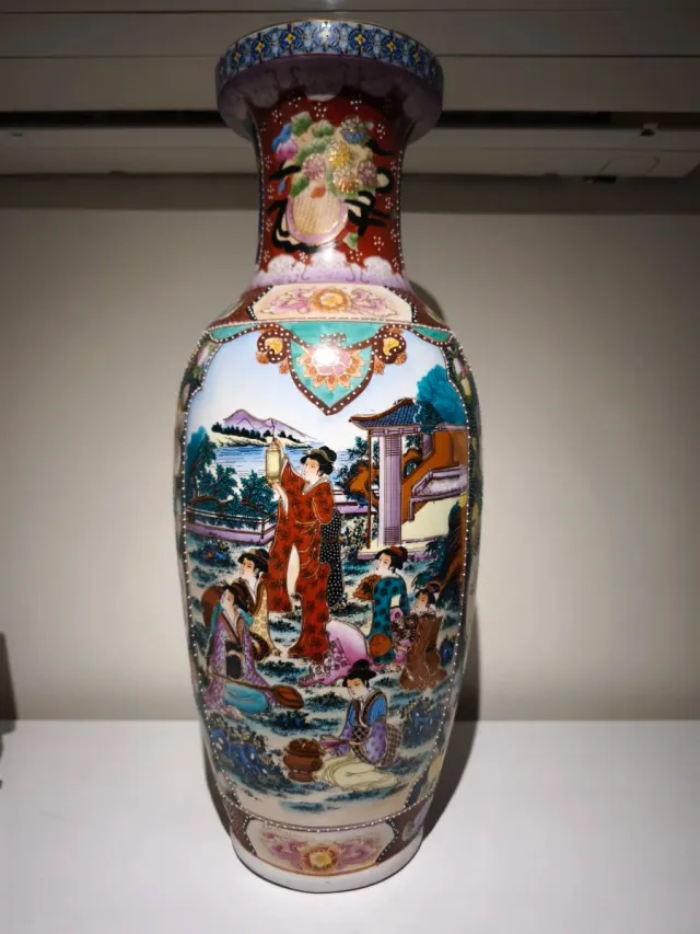 Jarrón chino de porcelana pintado a mano.