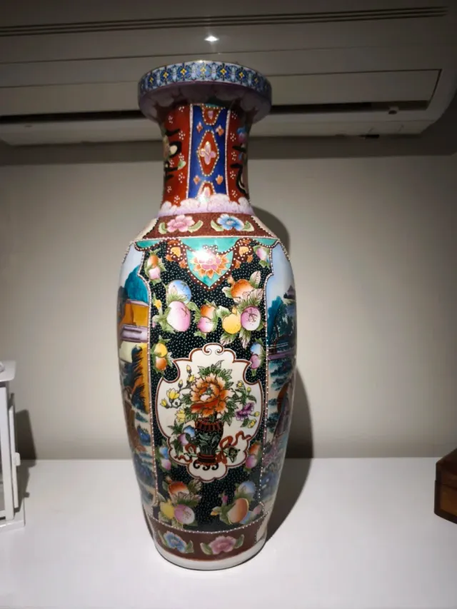 Jarrón chino de porcelana pintado a mano.