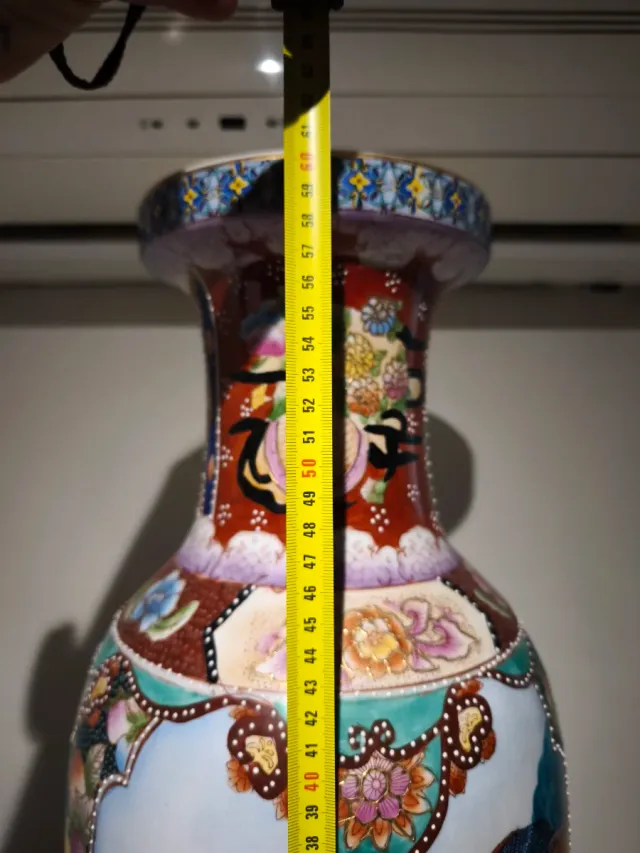 Jarrón chino de porcelana pintado a mano.