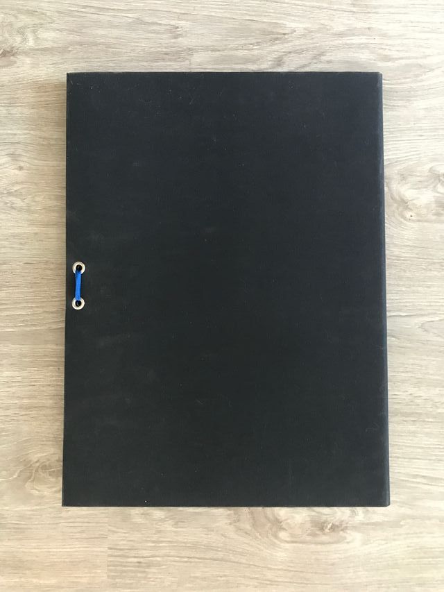 Cartella incisa «Seguint els Passos de Laborde»