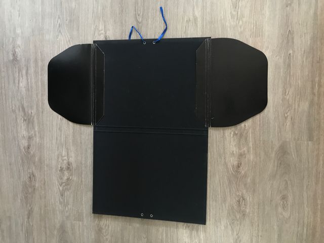 Cartella incisa «Seguint els Passos de Laborde»