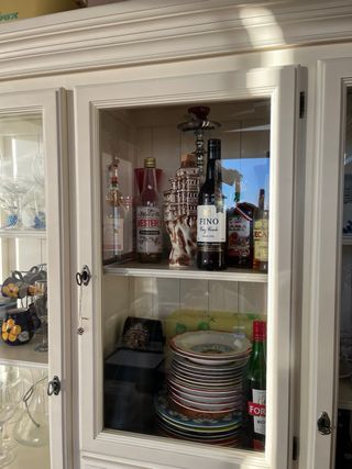 Mueble vitrina con cajones de madera y cristal