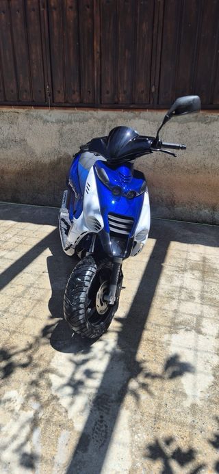 Beta Ark Moto Azul y Blanca