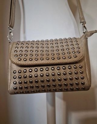 Borsetta oro con borchie