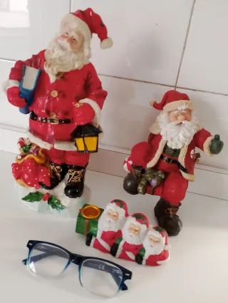 Statue di Babbo Natale e portacandele
