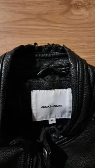 Chaqueta negra estilo motero