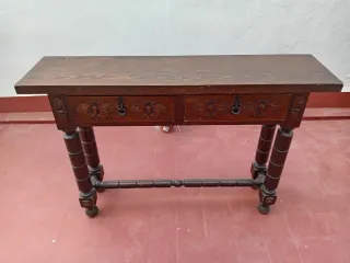Mesa rústica de madera con cajones