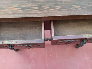 Mesa rústica de madera con cajones