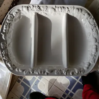 Travessa de loiça branca com divisórias