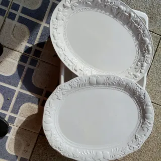 Travessa de loiça branca com divisórias