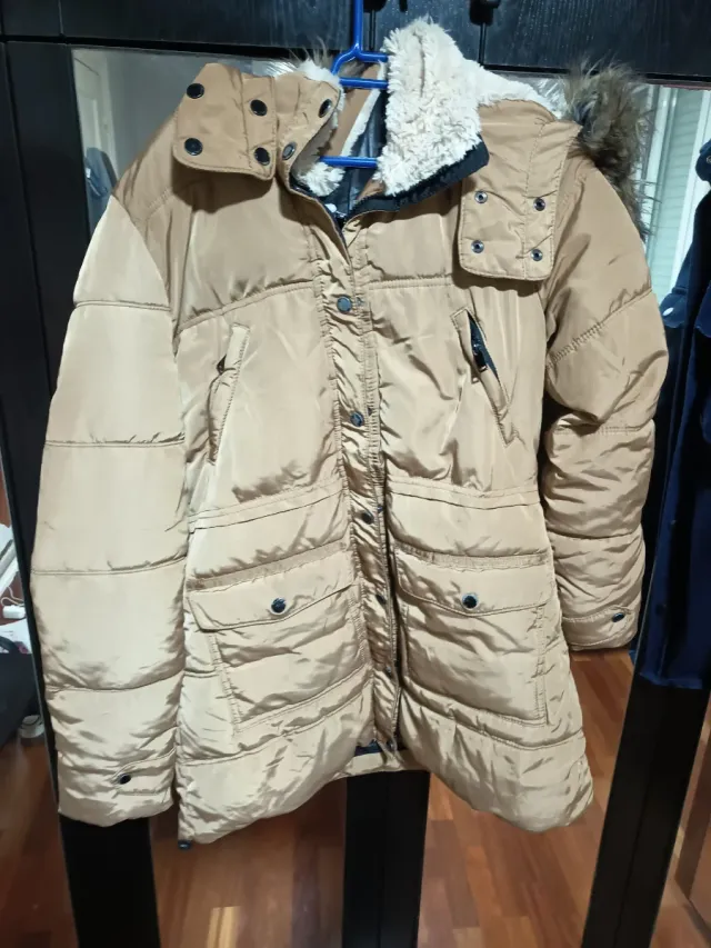 Chaqueta beige y marrón con capucha