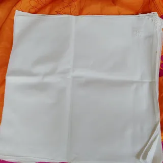 Guardanapos de pano bordados com manchas guardados