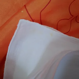 Guardanapos de pano bordados com manchas guardados