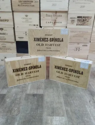 3 scatole in legno con coperchio scorrevole e maniglia.