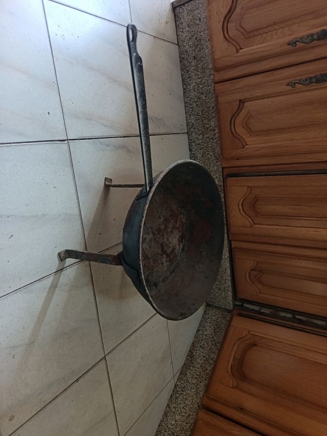 Sartén antigua con estribos