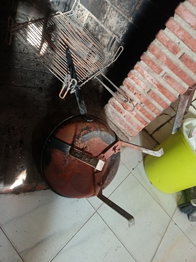 Sartén antigua con estribos