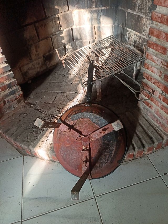 Sartén antigua con estribos