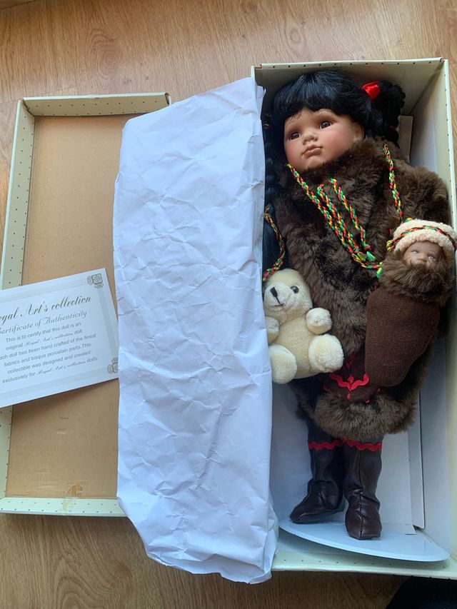 Muñeca Regal Arts porcelana india