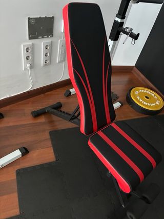 Banco de musculación negro y rojo