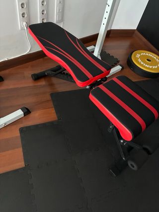 Banco de musculación negro y rojo