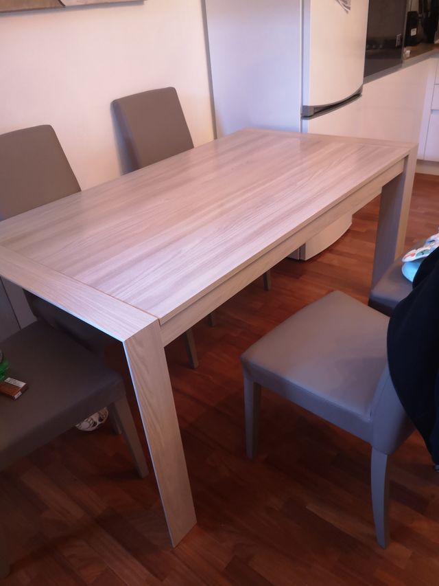 Tavolo in legno con sedie beige