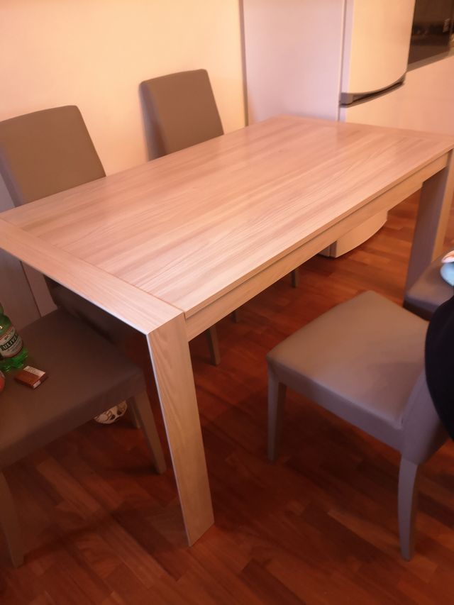 Tavolo in legno con sedie beige