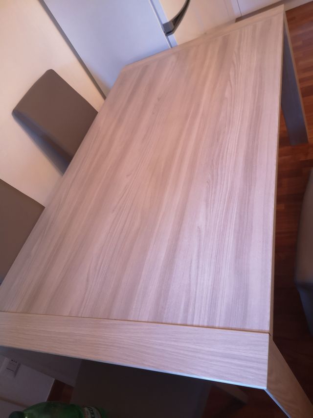 Tavolo in legno con sedie beige