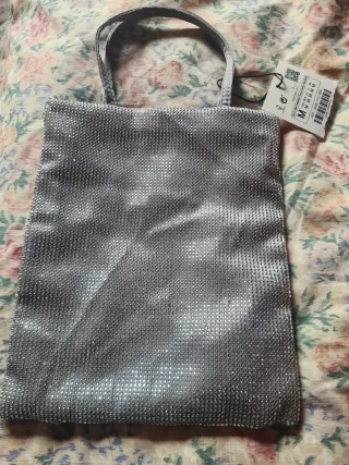 Bolso de mano plateado con pedrería