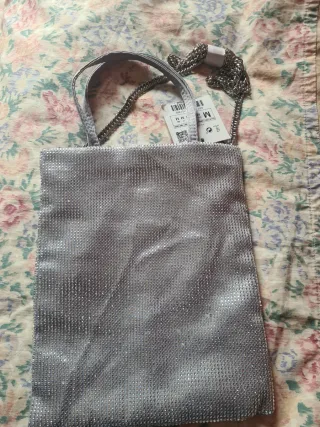 Bolso de mano plateado con pedrería