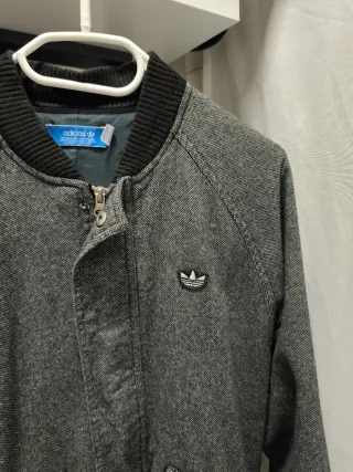 Chaqueta Adidas Bomber Gris y Negra
