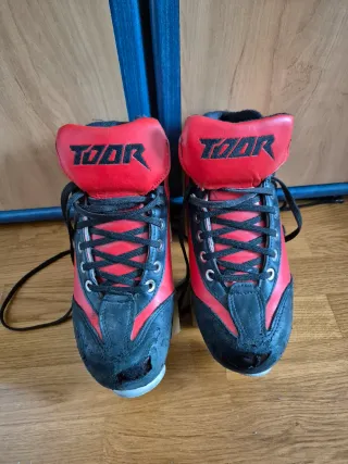 Patines de hockey TOOR rojos y negros