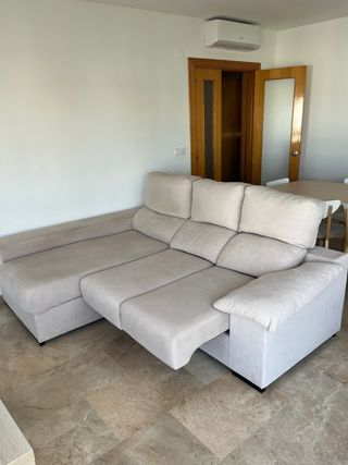 Sofá chaise longue beige 3/4 plazas.
