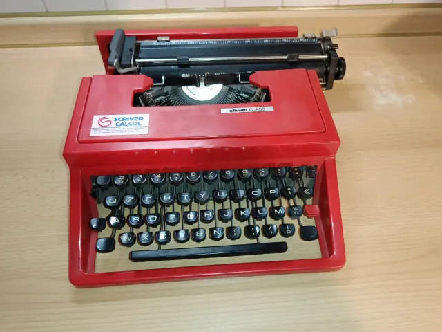 Macchina da scrivere Olivetti Class rossa