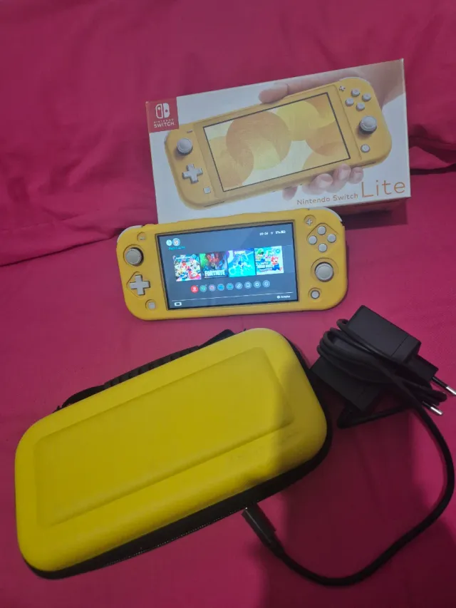 Nintendo Switch Lite Amarillo+ Accesorios