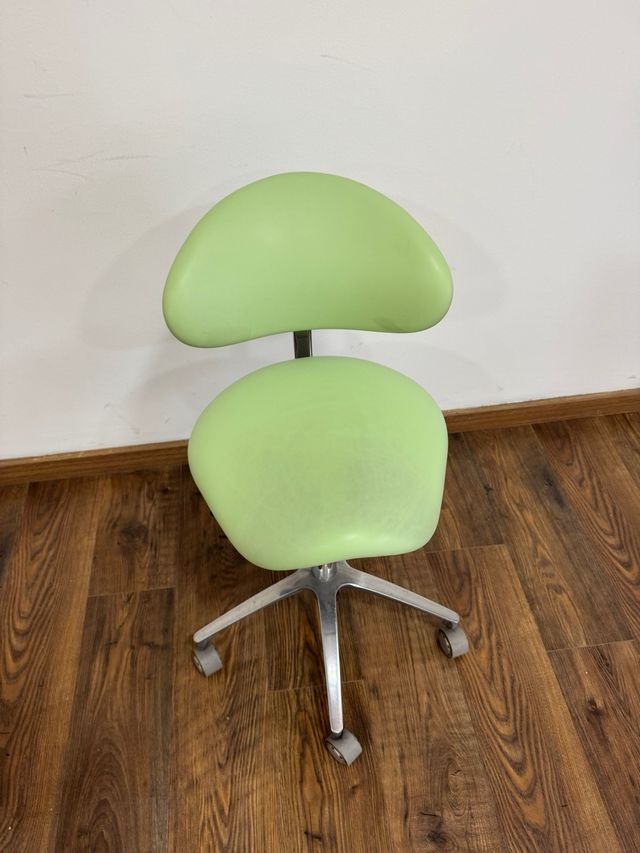 Sedia da ufficio verde con ruote