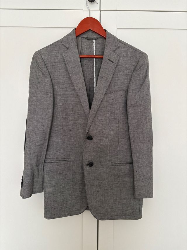 Americana gris hombre con coderas.