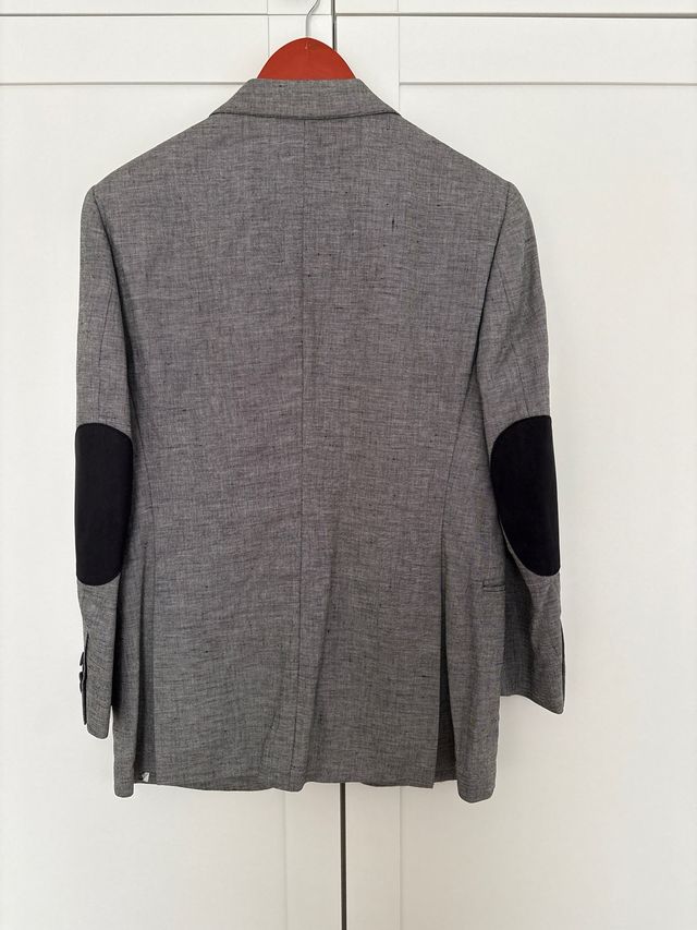 Americana gris hombre con coderas.