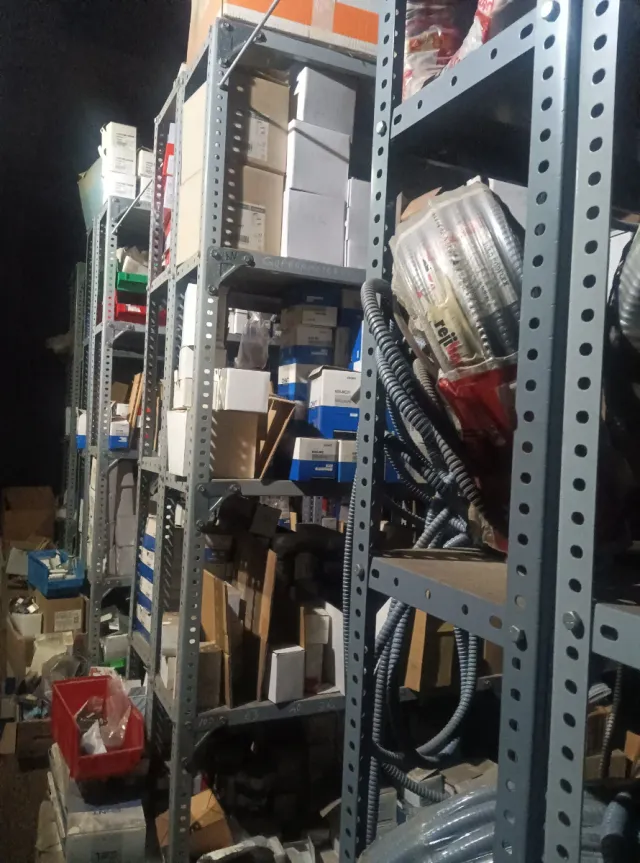 Estanterías metálicas de almacenamiento