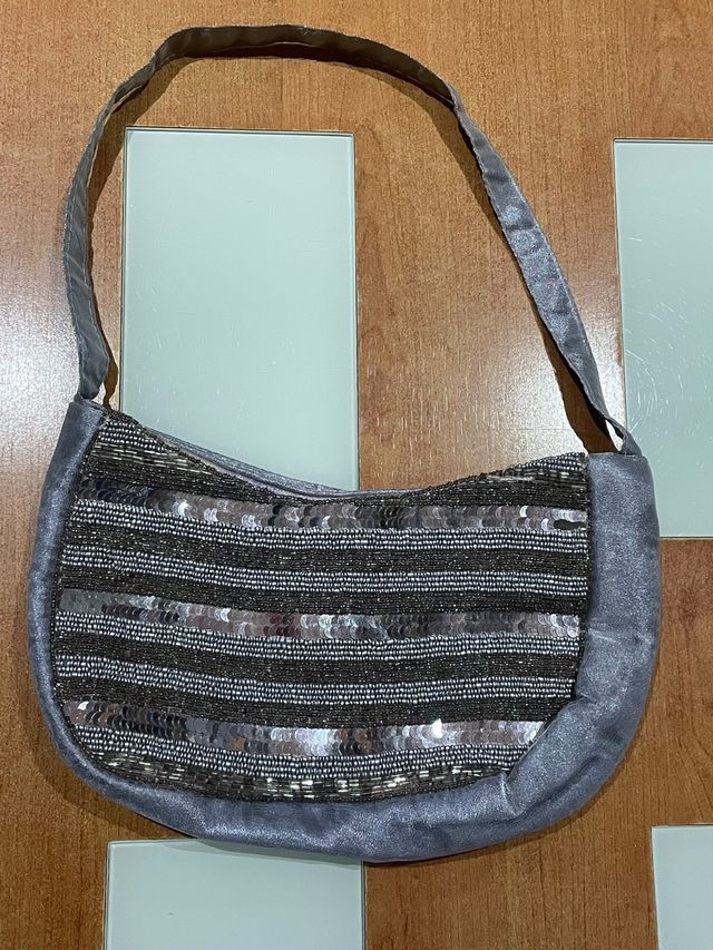Bolso de fiesta plateado con pedrería