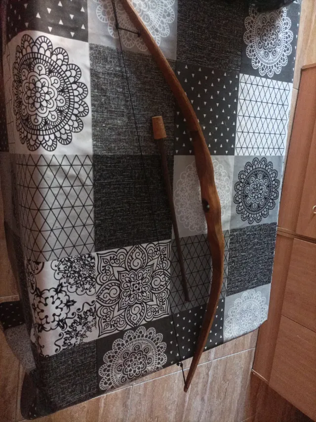 Arco y flecha de madera artesanal